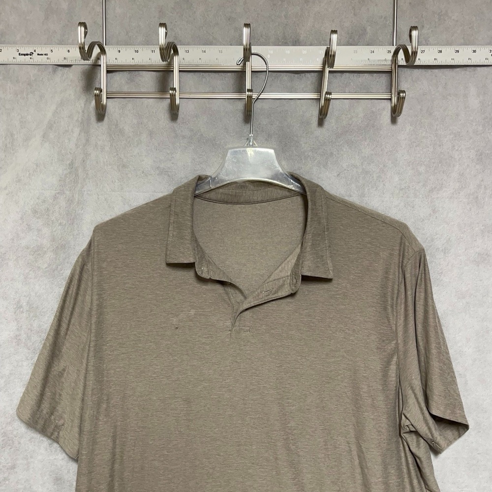 Vuori Polo Shirt Men 2XL Beige Golf Strato Tech Athletic Performance Active V188